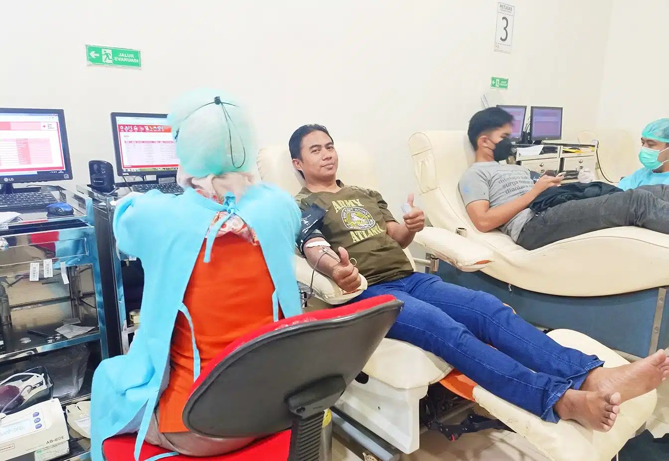 Relawan-PMI-PMR-KSR-paniai-donor-darah-warga-bantuan-bencana-Indonesian-red-cross-bulan-sabit-Palang-Merah